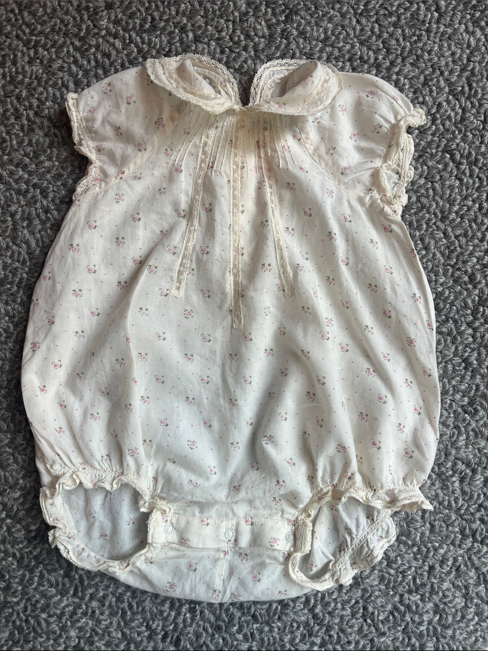 Bonpoint Cream Romper with Pink Floral Print and Lace Collar